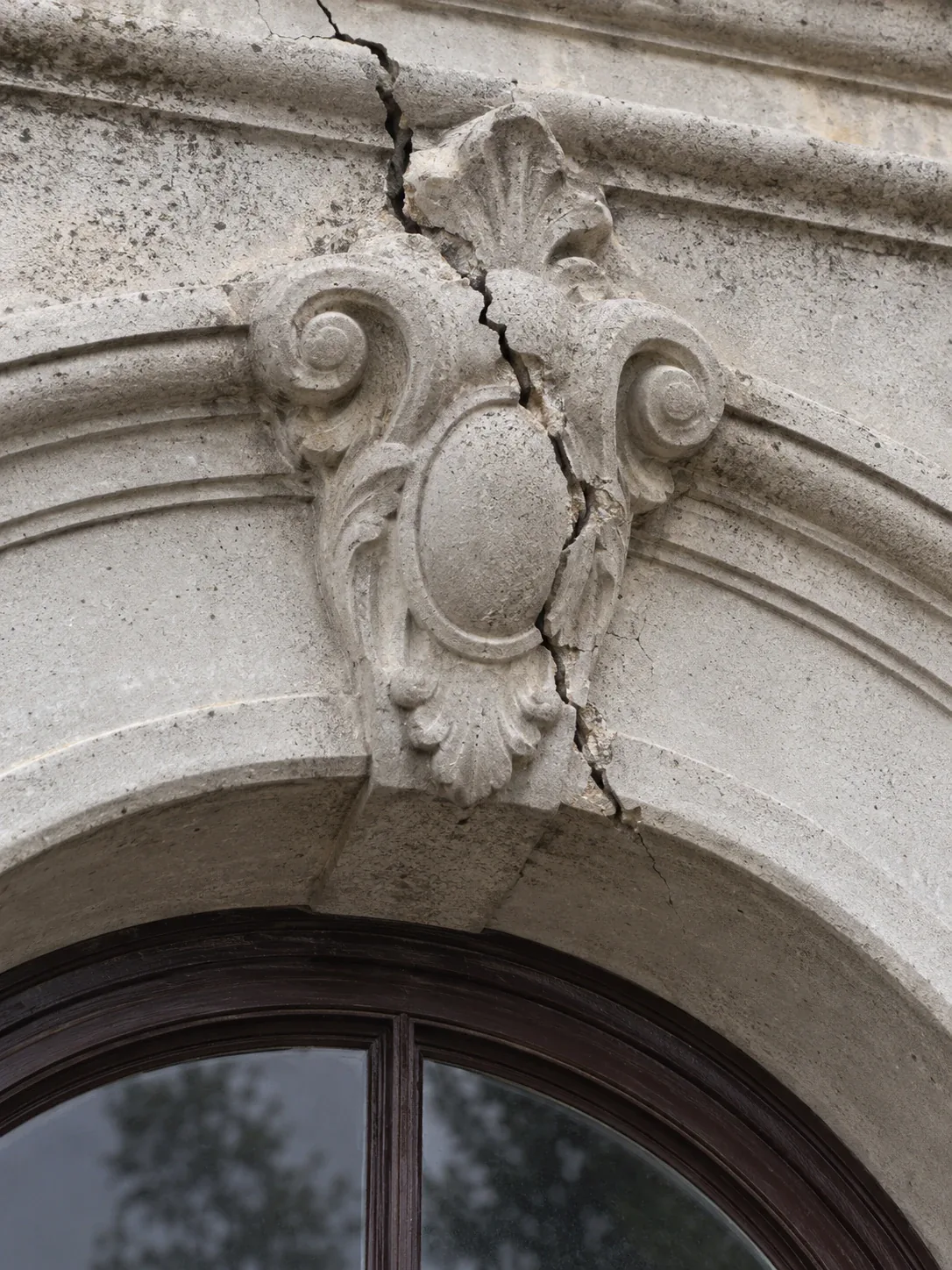 Cracked concrete on an older heritage concrete structure